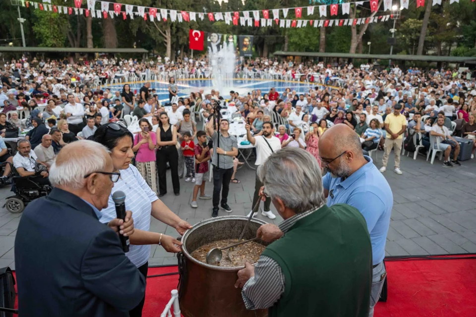 Bornova'da 3500 Kişilik Aşure Sofrası Kuruldu: Barış ve Adalet Vurgusu