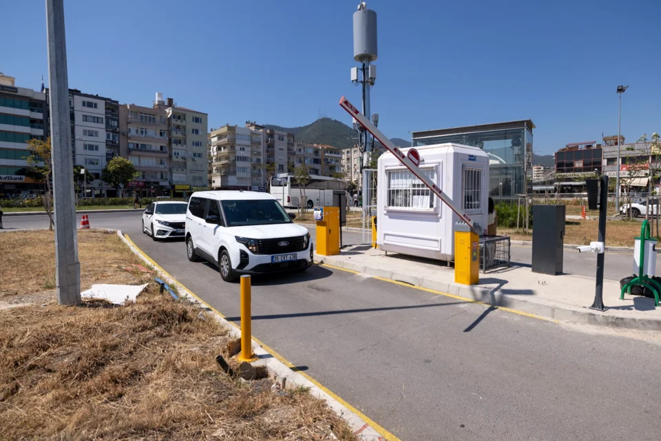 Balçova'da Trafiği Rahatlatan Metro Bağlantılı Otopark Hizmete Girdi