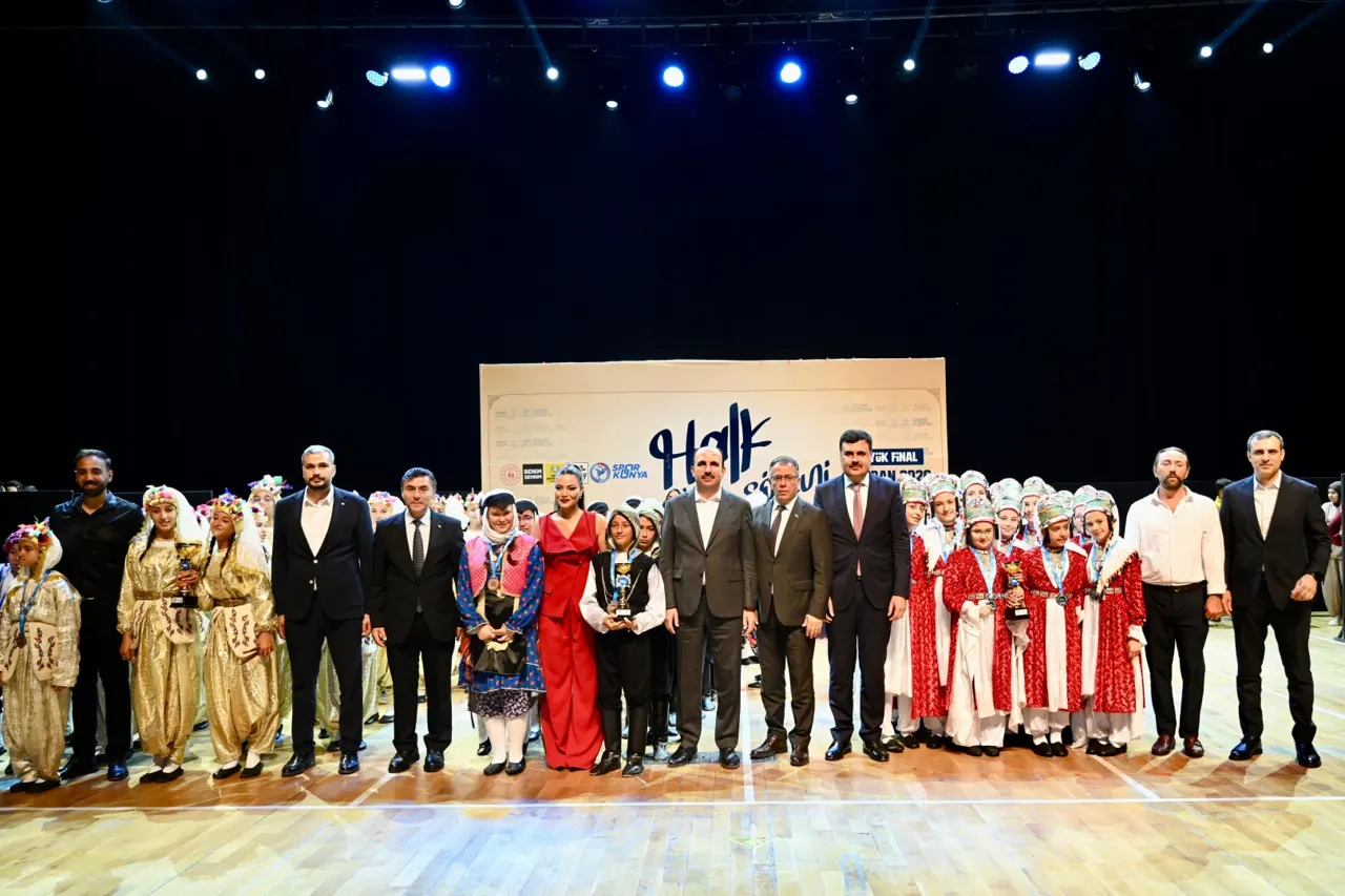 Konya'da Halk Oyunları Şöleni'nin Beşinci Yılında Genç Yetenekler Sahnedeydi