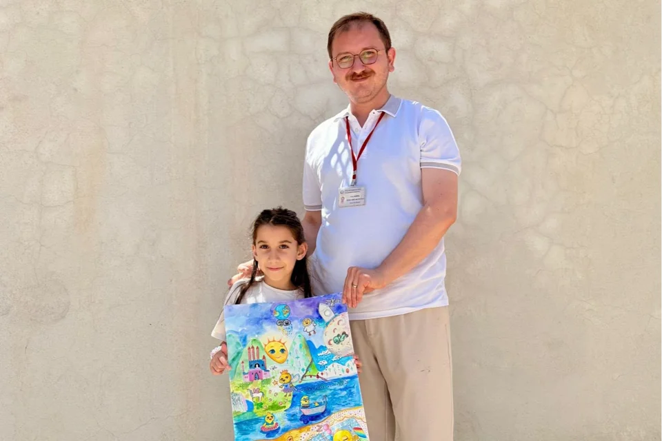 6 Yaşındaki Okyanus Tümay, 26 Bin 646 Resim Arasından Syrılarak Büyük Ödülü Kazandı