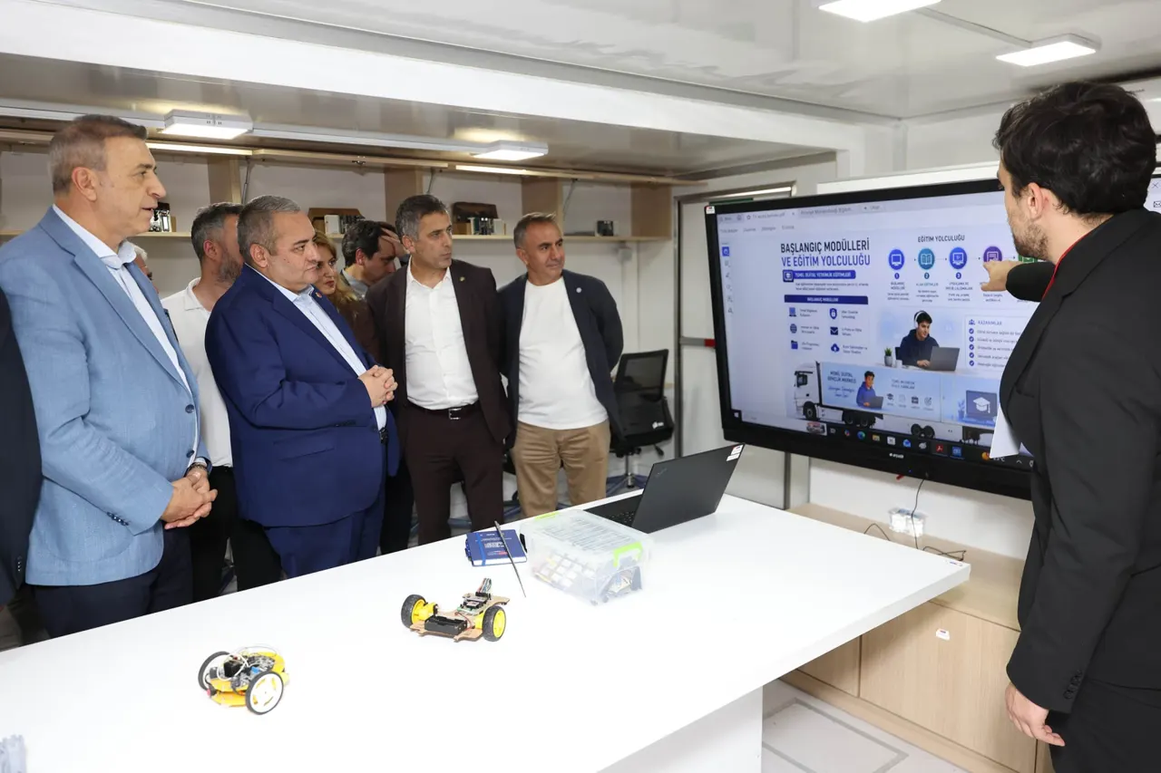 Keçiören'de Mobil Dijital Gençlik Merkezi Açıldı