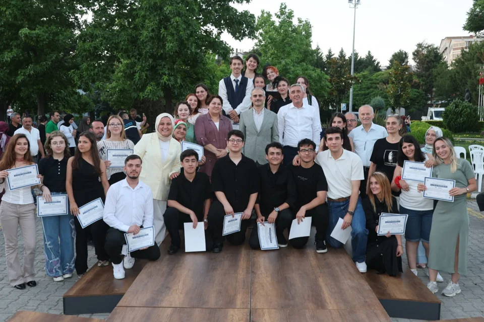 Çayırova'da 'Kime Göre?' Oyunu Açık Havada Seyirciyle Buluştu